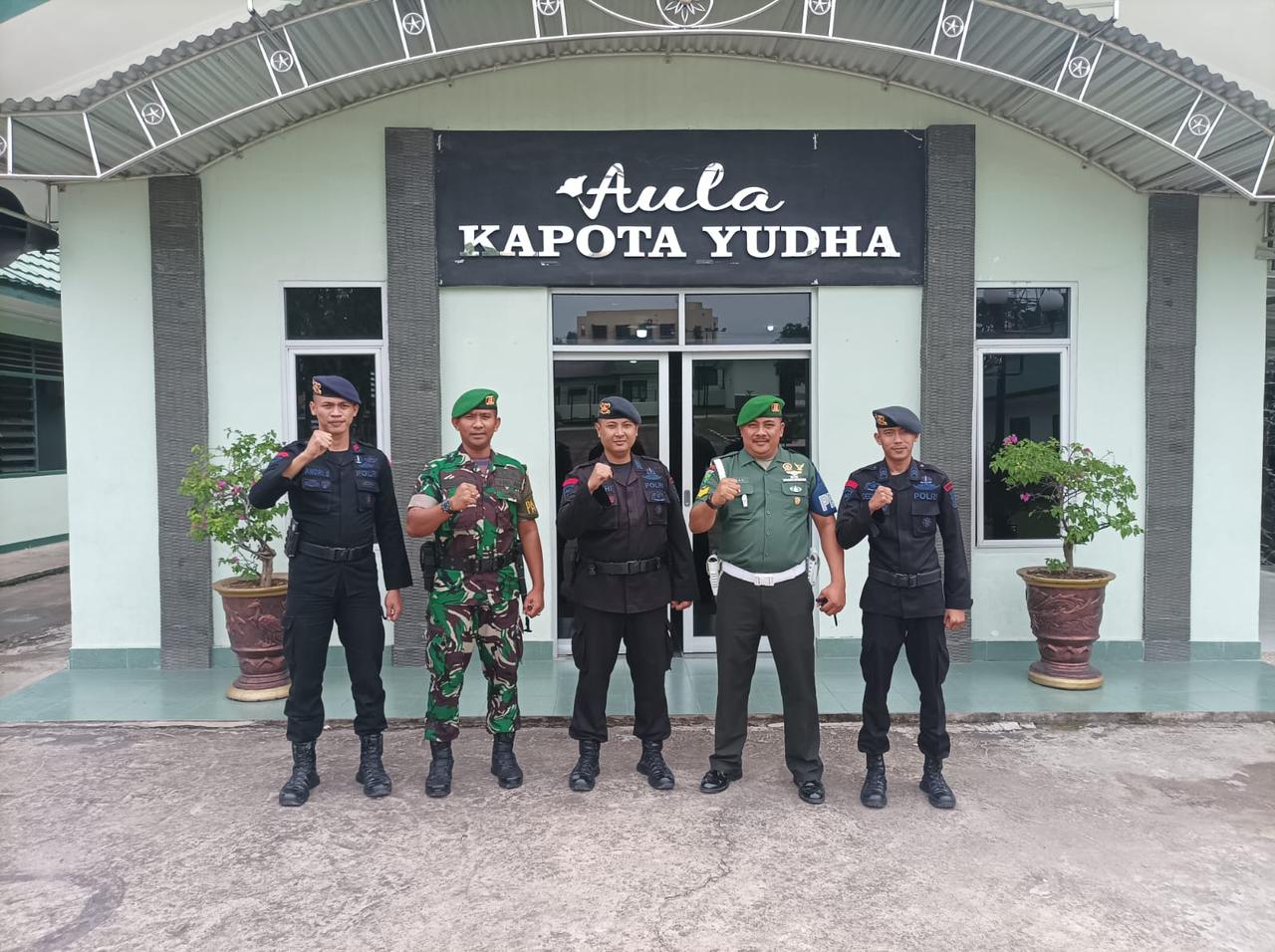 Brimob Palembang bersama TNI Tingkatkan kerja sama dalam menjaga keamanan di wilayah Polda Sumatera Selatan