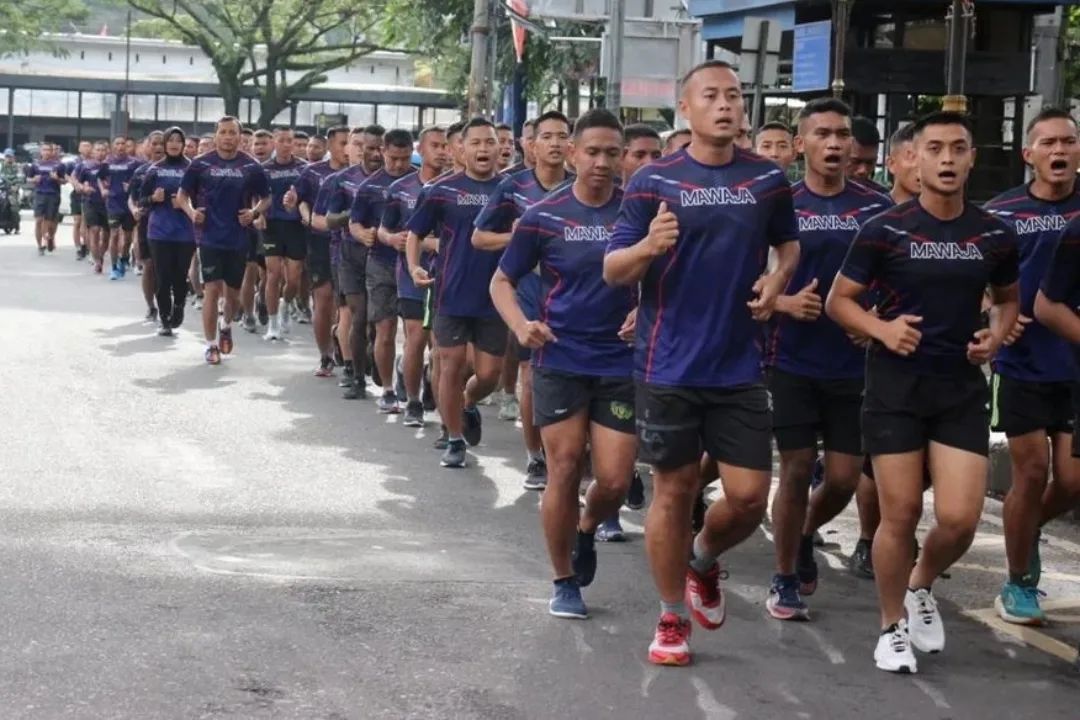 Di Dalam Tubuh Yang Kuat Terdapat Jiwa Yang Sehat, Prajurit Yon Bekang 2 Kostrad Lari Jalanan