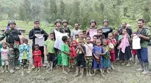 Cornelius Naberi "Terima Kasih TNI ", Warga Mayuberi Terima Sumbangan Pakaian