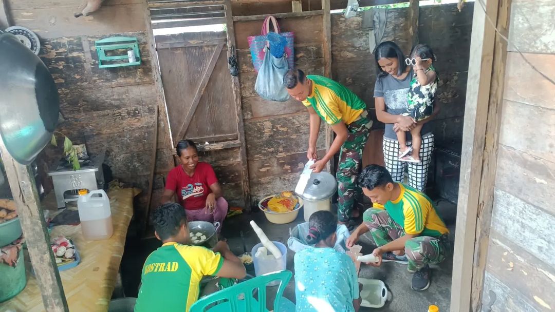 Tingkatkan Ekonomi Seram, Prajurit Kostrad Bekali Warga Olah Singkong