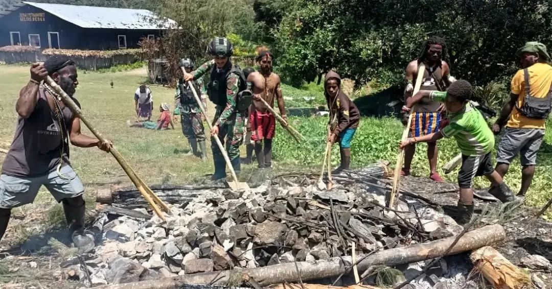 Bakar Batu Kampung Dambet, Yonif R 303 Sambut Tahun Baru Dengan Warga