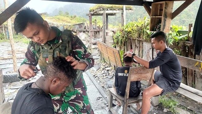Ajarkan Kebersihan dan Kerapihan Sejak Dini, Prajurit Kostrad Potong Rambut Gratis di Papua Pegunungan