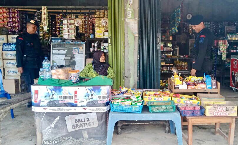 Brimob Sambangi Peternak Kambing di Desa Tulus Ayu, OKU Timur