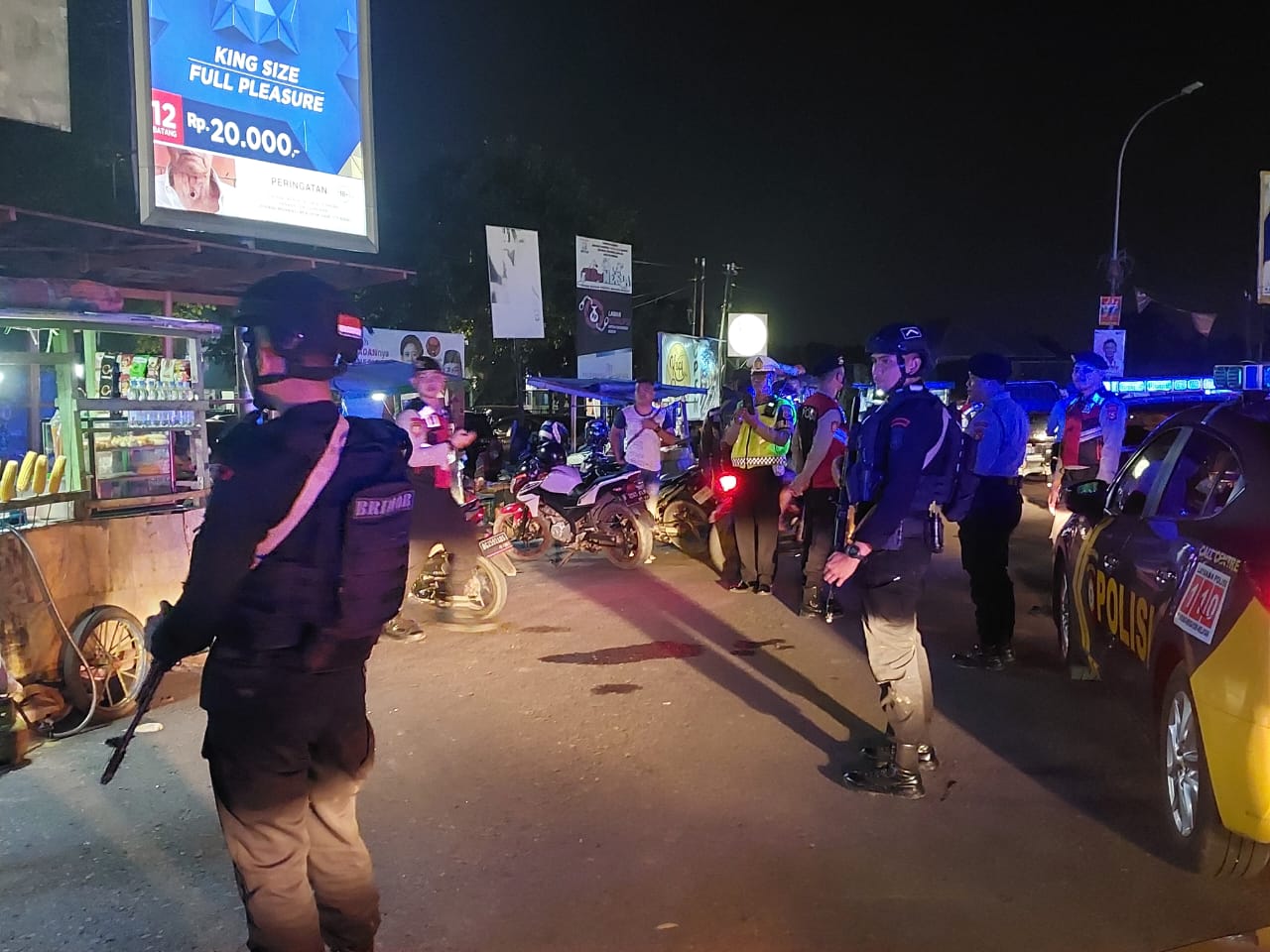 CIPTAKAN RASA AMAN, BRIMOB PALEMBANG TINGKATKAN PATROLI KRYD GABUNGAN RUTIN DI MALAM MINGGU