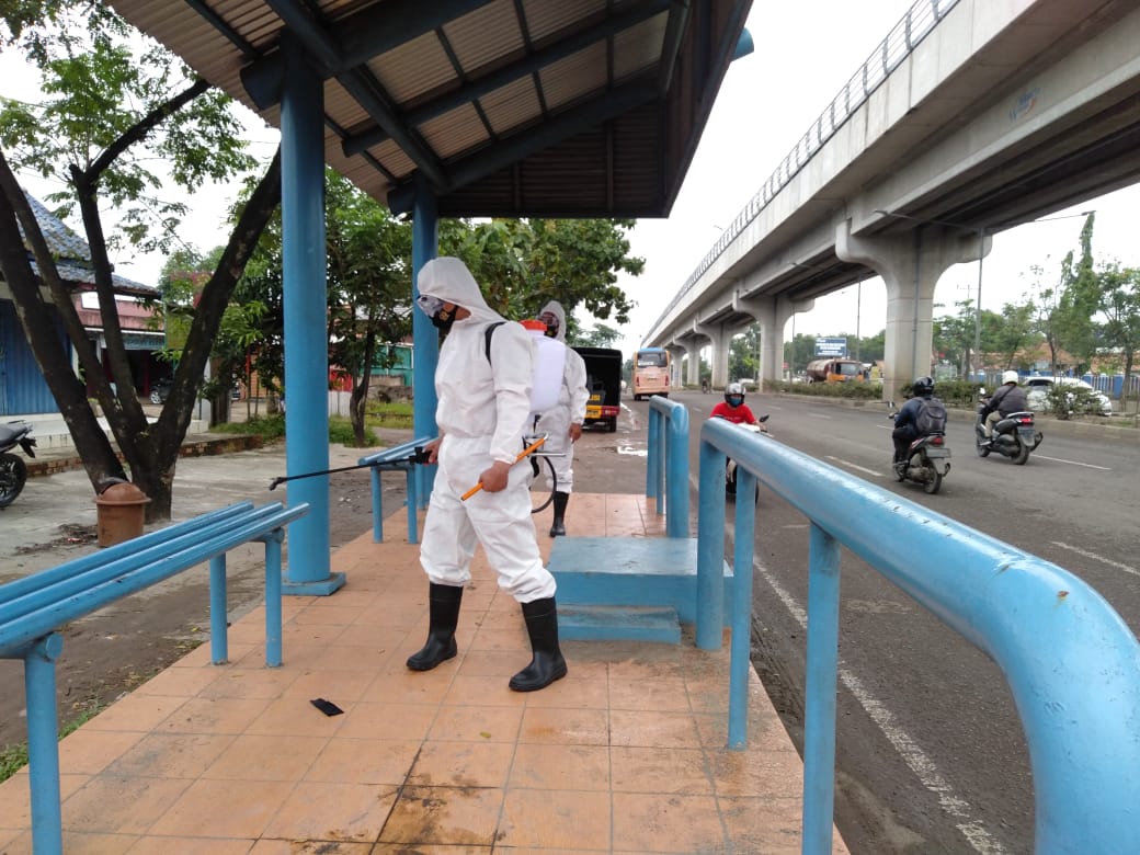 Brimob Palembang tetap rutin Lakukan Penyemprotan Disinfektan