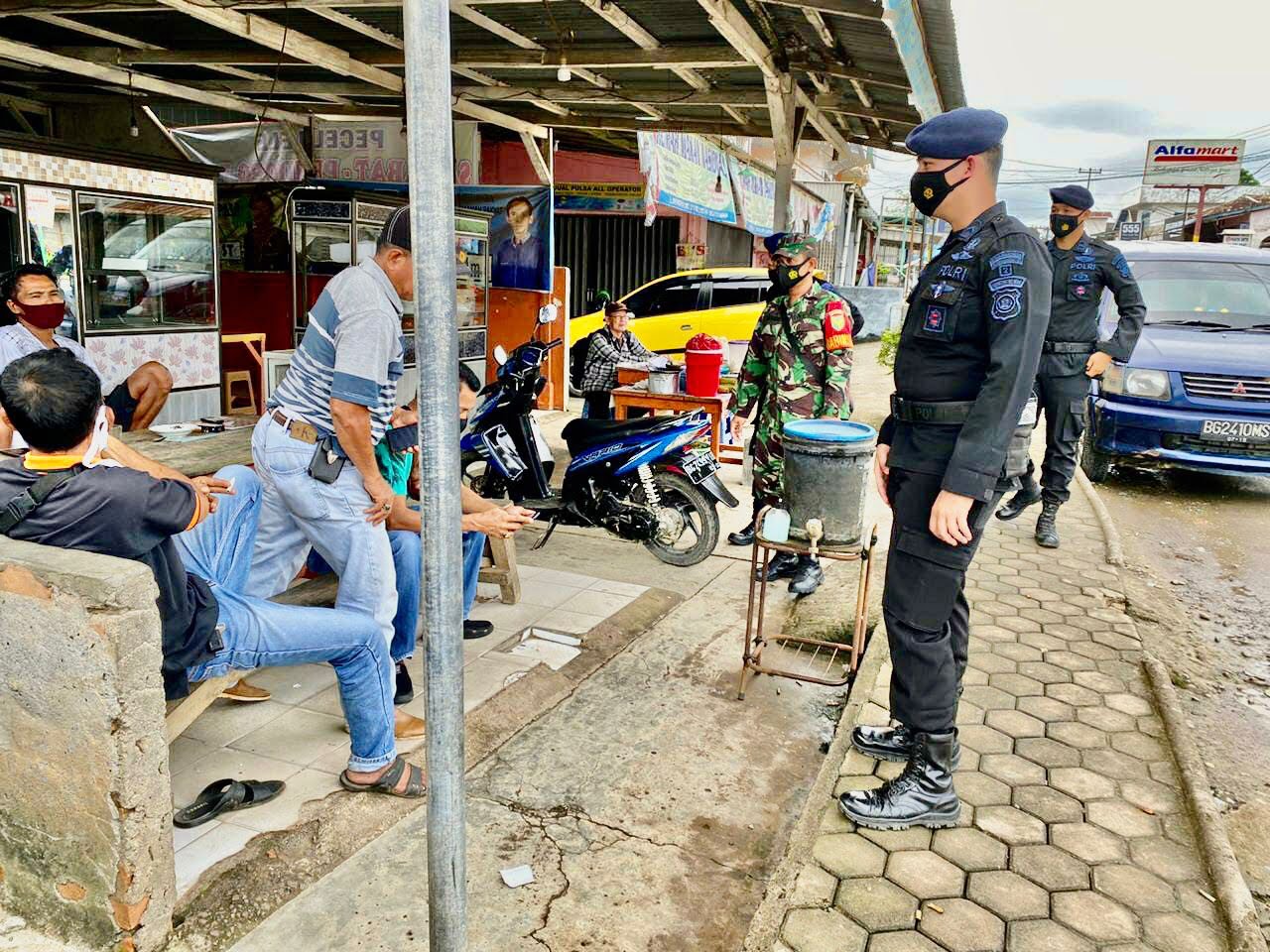 Ciptakan Rasa Aman Bagi Masyarakat, Personel Brimob Sumsel & Koramil 404-03/Talang Ubi Laksanakan Patroli Bersama