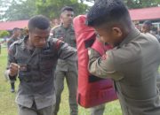 Menjadikan diri menjadi pribadi yang tangguh Personil Brimob Kaltim berlatih beladiri Polri.