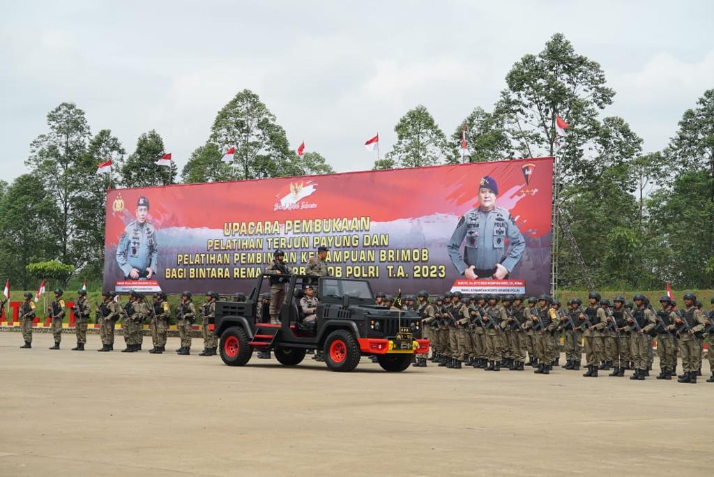 Terus Tingkatkan Kemampuan, Dankorbrimob Brimob Pimpin Upacara Pembukaan Pelatihan Terjun Payung Dan Candra Yudha 2