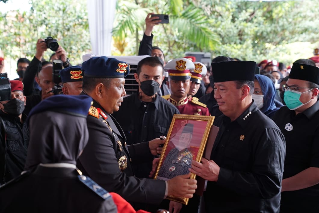 Dankorbrimob Polri Komjen Pol Drs, Anang Revandoko,M.I.Kom.menjadi Irup Upacara Di Pemakaman Ayahanda Kabin