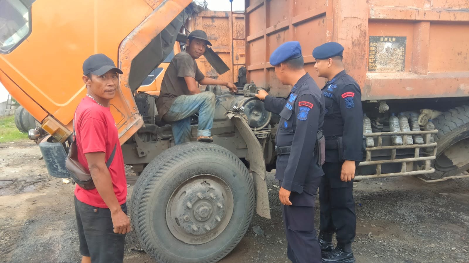 Dalam Patroli Dialogisnya, Personel Brimob Sumsel Himbau Masyarakat Untuk Jaga Keharmonisan dan Kerukunan Antar Sesama