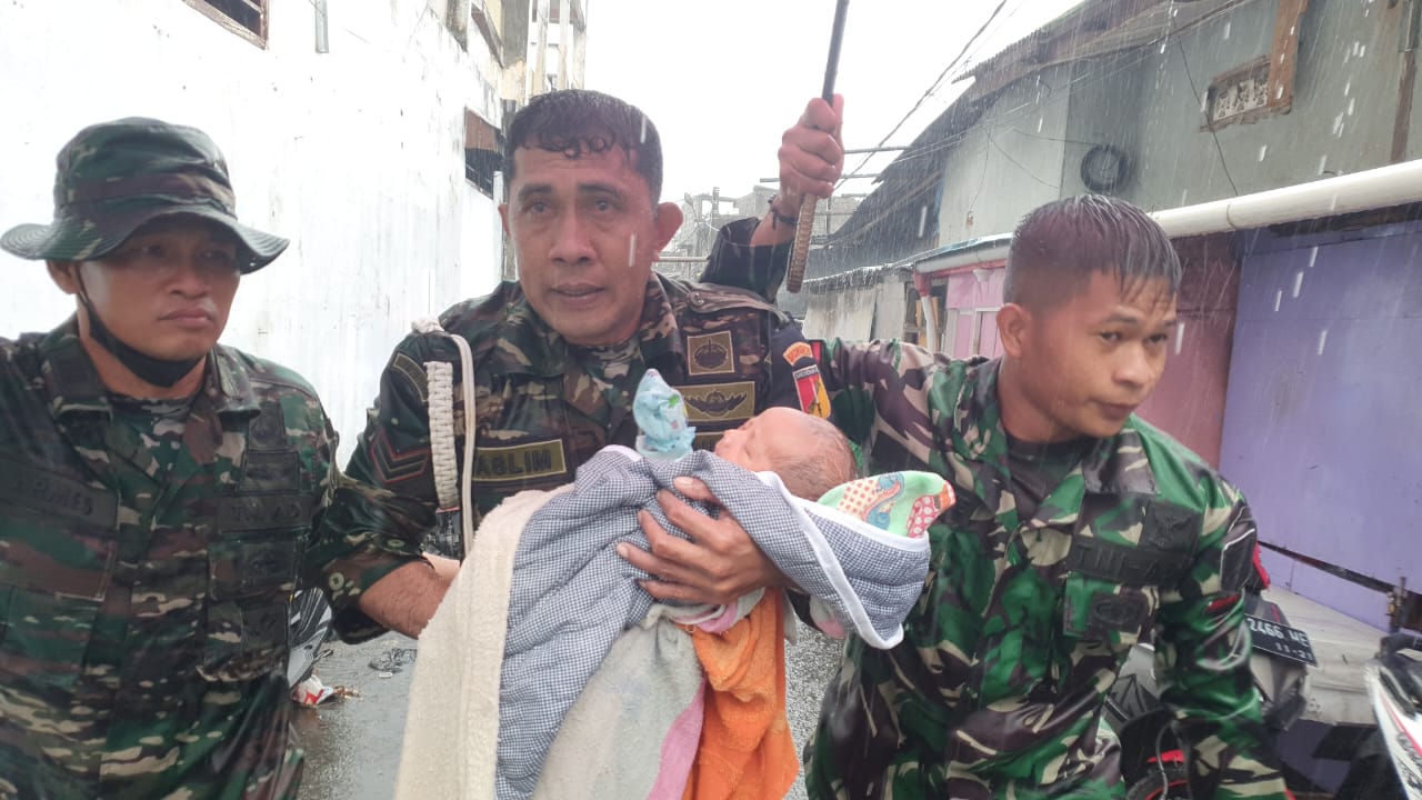 TNI AD Kerahkan Ratusan Prajurit Tangani Bencana Banjir dan Tanah Longsor di Manado