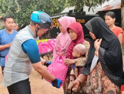 Dansat Brimob Dampingi Kapolda Sumsel Bersepeda dan Bagikan Sembako Ke Warga di Kec. Rambutan