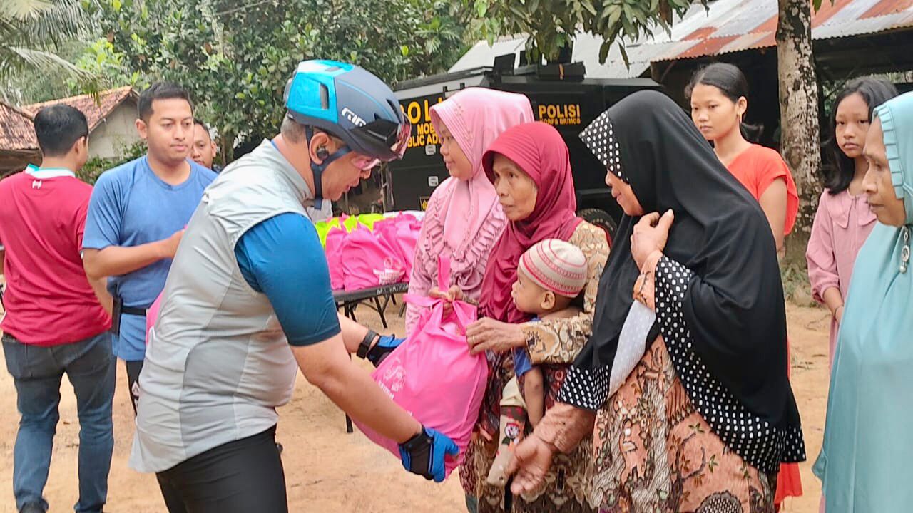 Dansat Brimob Dampingi Kapolda Sumsel Bersepeda dan Bagikan Sembako Ke Warga di Kec. Rambutan