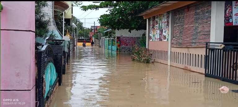 Prihatin, Rumah Ketua DPC AMI Sampang Tergenang Air Banjir