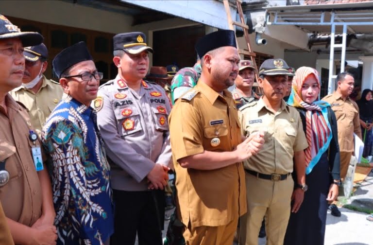 Kapolres Gresik Bersama Bupati Salurkan Bantuan untuk Korban Bencana Puting Beliung