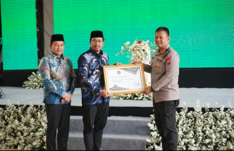 Kapolresta Sidoarjo Terima Penghargaan Optimalisasi Pajak Daerah