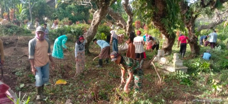 Jumat Bersih, Babinsa Koramil 0822/12 Sukosari Ajak Warga Bersihkan TPU