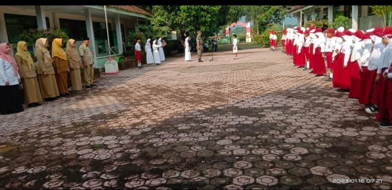 Babinsa Koramil 0822/04 Menjadi Pembina Upacara Bendera di Sekolah