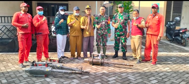 Waspada Demam Berdarah, Babinsa Tamansari Lakukan Fogging