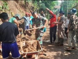 Faktor Akses Jalan Sempit, Babinsa Wringin Bantu Warga Pelebaran Jalan