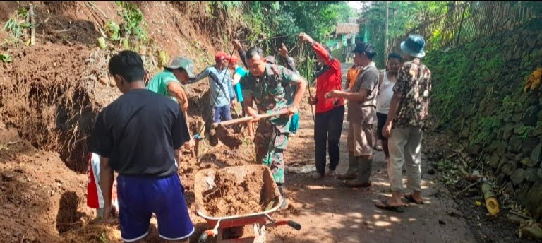 Faktor Akses Jalan Sempit, Babinsa Wringin Bantu Warga Pelebaran Jalan