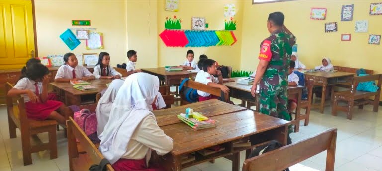 Persiapkan Generasi Bangsa, Babinsa Sumberwringin Masuk Sekolah