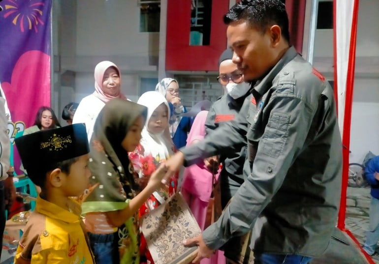 Songsong Tahun 2023, AMI Berbagi Al-Qur'an di Rusun Indrapura