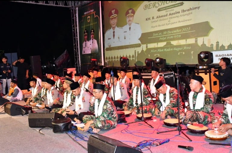 Kolaborasi Hadroh Kodim 0822 Bondowoso Dalam Peringatan 1 Abad Nahdatul Ulama