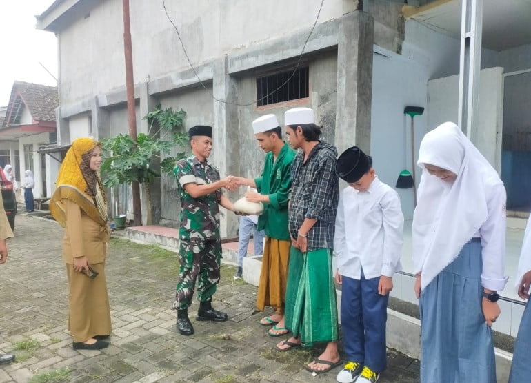 Babinsa Bataan Bantu Salurkan Beras Untuk Ponpes