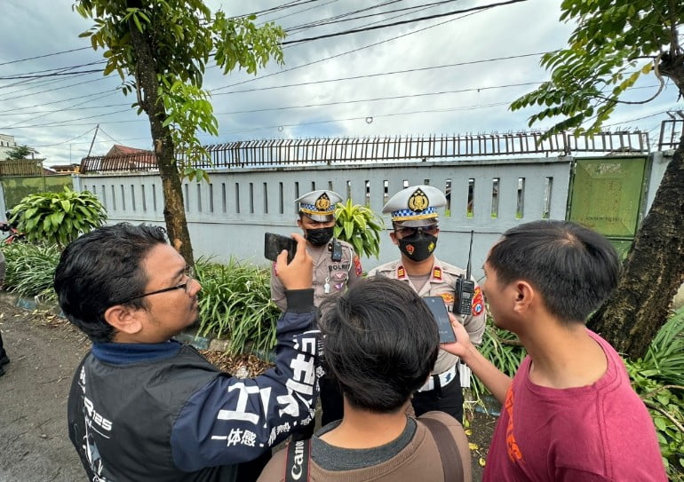 Tim Tanggap Bencana Polres Tulungagung Tangani Pohon Tumbang, Akses Jalan Kembali Normal