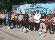 Kapolda Jatim Gelontorkan Bantuan Air Mineral Untuk Penduduk Pulau Gili Ketapang