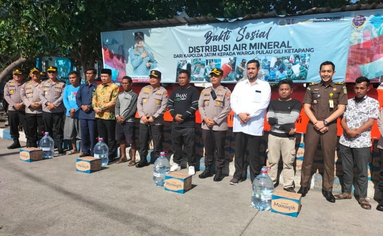 Kapolda Jatim Gelontorkan Bantuan Air Mineral Untuk Penduduk Pulau Gili Ketapang