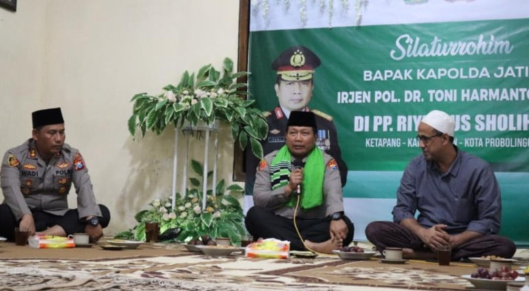 Kunjungi Ponpes Riyadlus Solihin, Kapolda Jatim Bangga Banyaknya Minat Santri Yang Ingin Menjadi Polisi