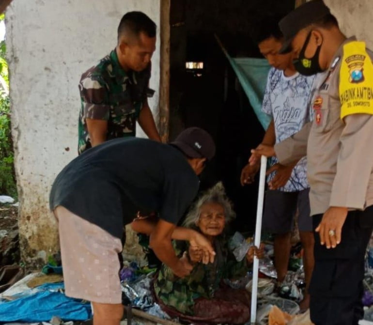 Kompak, Polisi di Ponorogo bersama TNI dan Warga Bedah Rumah Mbah Ponirah yang Hidup Sebatangkara