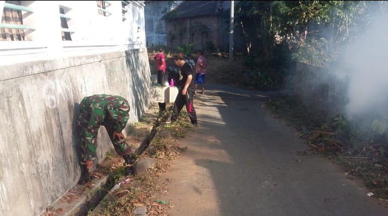 Babinsa Pakisan Bersama Warga Bersihkan Balai Desa