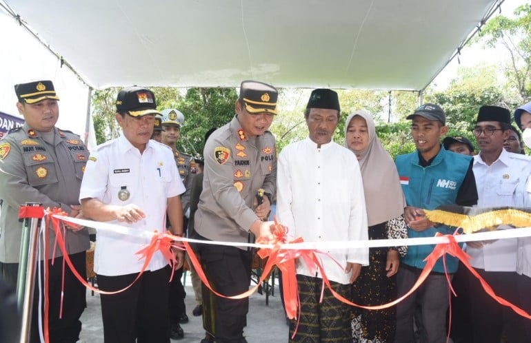 Polres Lamongan Bantu Bedah Rumah Warga yang Tak layak Huni