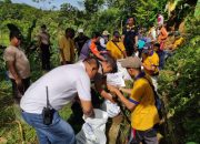 Polisi di Jember Bantu Petani Perbaiki Talang Air Atasi Masalah Irigasi