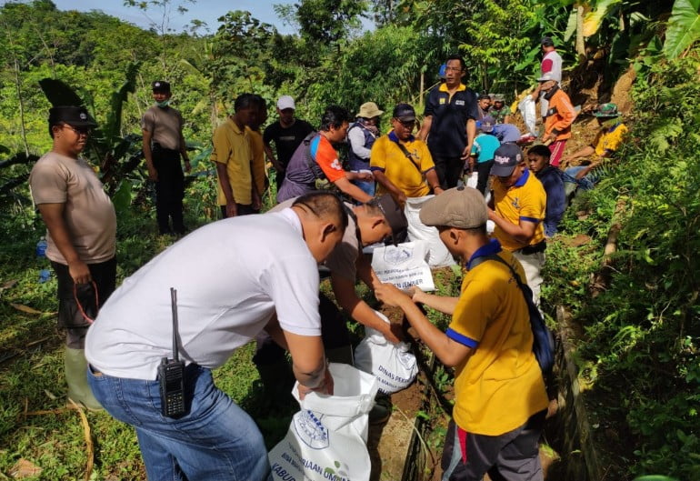 Polisi di Jember Bantu Petani Perbaiki Talang Air Atasi Masalah Irigasi