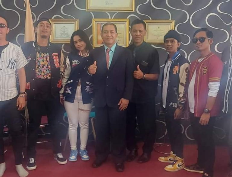Pelaksanaan Diesnatalis SMK Negeri 1 Bondowoso ke 56 Tahun Berlangsung Meriah, Menghadirkan FLUPPY Band