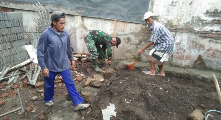 Hari Libur, Babinsa Prajekan Bantu Bangun Rumah Warga