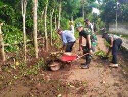 Kekompakan Sertu Rianto Melaksanakan Jumat Bersih Bersama Warga