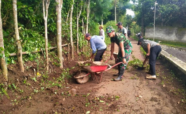 Kekompakan Sertu Rianto Melaksanakan Jumat Bersih Bersama Warga