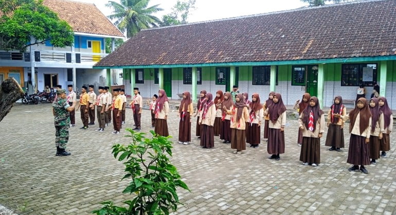 Membentuk Mental Dan Karakter, Babinsa Koramil 0822/04 Berikan Latihan PBB