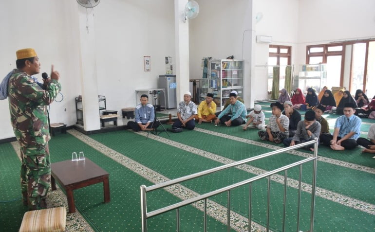 Babinsa Masuk Masjid, Ini Pesan Khutbah Serma Garsadi