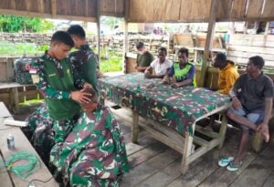 Satgas Yonif Raider 514/SY/9/2 Kostrad gelar layanan cukur rambut gratis bagi masyarakat Papua