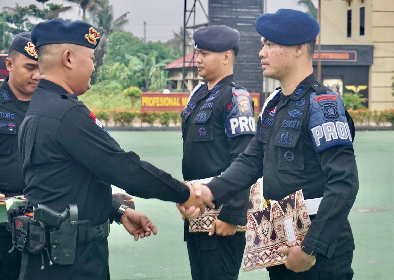 Apel Kesatuan, Wadansat Brimob Polda Sumsel Beri Penghargaan Kepada Personel Berprestasi