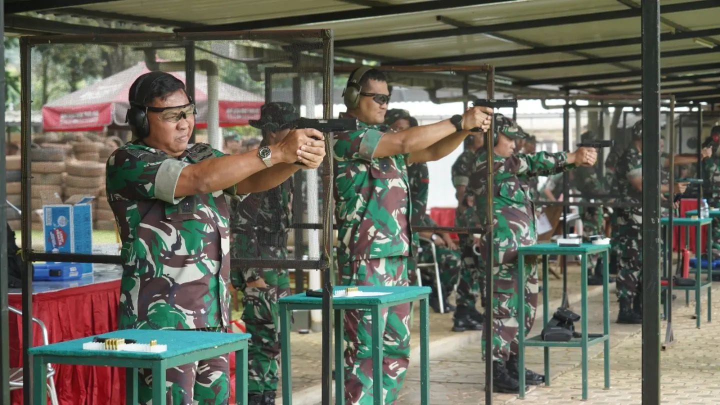 Pimpin Latihan Menembak, Pangdivif 1 Kostrad Mayjen TNI Bobby Rinal Makmun, S.I.P. Bersama Unsur Perwira Madivif 1 Kostrad