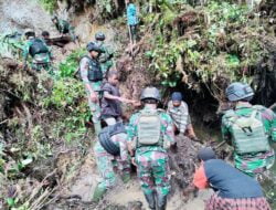 Aksi Cepat Tanggap Bencana! Satgas Yonif Raider 321/GT Gotong Royong Perbaiki Akses Jalan Utama, Aktifitas Masyarakat Berjalan Lancar