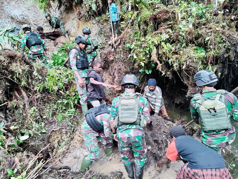 Aksi Cepat Tanggap Bencana! Satgas Yonif Raider 321/GT Gotong Royong Perbaiki Akses Jalan Utama, Aktifitas Masyarakat Berjalan Lancar