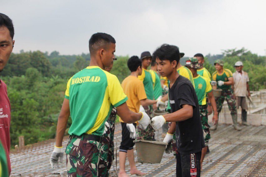 Wujud Kepedulian, Yonif Mekanis 318/Ay Melaksanakan Karya Bakti Pondok Pesantren Roudhotul Ihsan